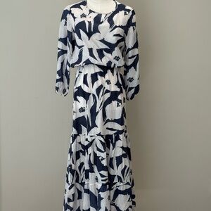 Chic Floral Long Sleeve Maxi Dress in Navy and White